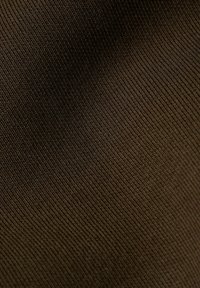 Donkerbruin stof met strakke diagonale ribbelstructuur, die de gedetailleerde weving en subtiele schaduwen toont.