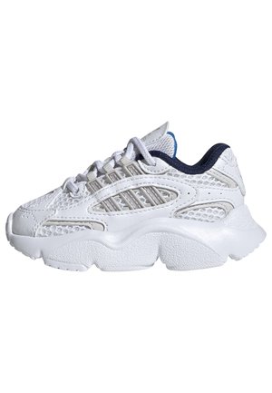 Hvid atletiksneaker med tekstureret sål, mesh og syntetisk overdel, hvide snørebånd og mørkeblå inderside set fra siden.