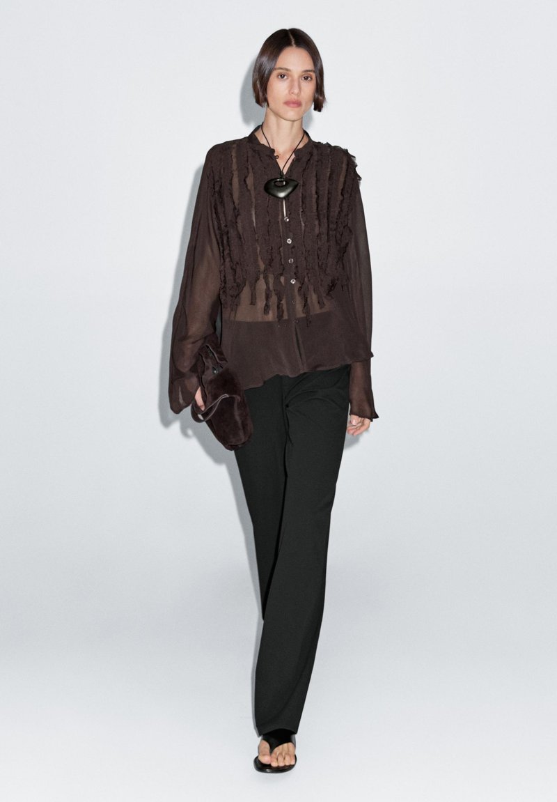 Massimo Dutti FLOWING BIB-FRONT WITH RUFFLES - Overhemdblouse - dark brown