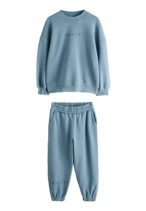 Hellblauer Fleece-Sweatshirt und passende Jogginghose mit elastischen Bündchen, beide mit dem Aufdruck "BAKER".
