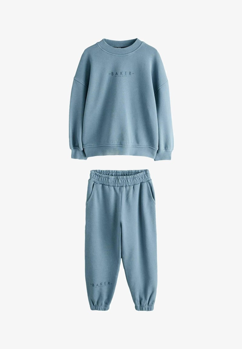 Hele sinine fliisist dressipluus ja sobivad püksid, millel on elastsed mansetid ja kummalgi riideesemel trükitud sõna "BAKER".
