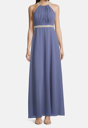 Ärmelloses, bodenlanges lavendelfarbenes Kleid mit plissiertem Neckholder und Perlenverzierungen an Trägern und Taille, kombiniert mit nude-farbenen offenen High Heels.