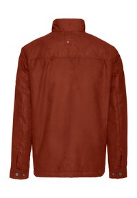 Braun-gefärbte Jacke mit Kragen, die aus einem strukturierten Stoff gefertigt ist, über Druckknopfmanschetten verfügt und ein gesticktes Rückendesign mit einem kleinen Logo-Akzent am Kragen aufweist.