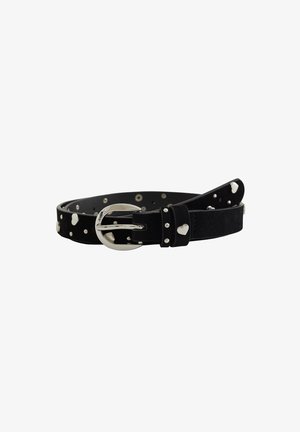 Ceinture en daim noir avec des clous en forme de cœur argentés, dotée d'une boucle ronde en argent et d'une sangle réglable avec plusieurs trous.