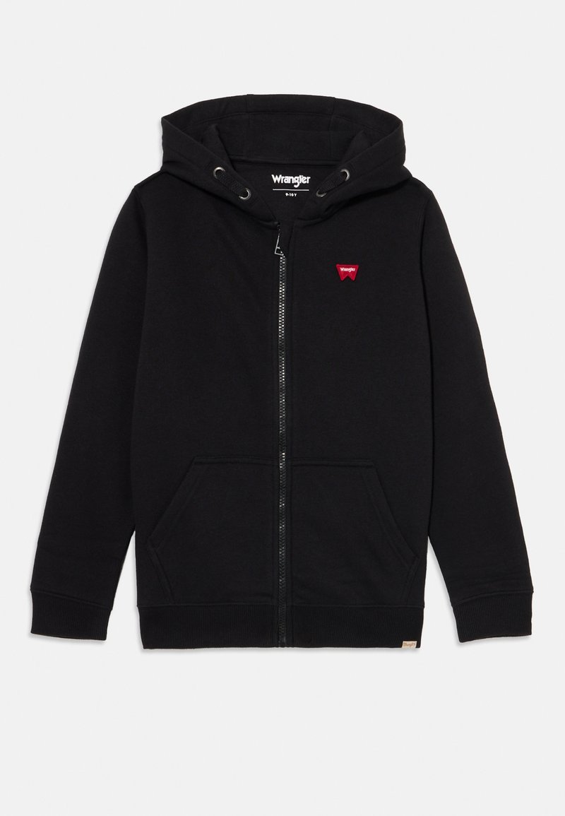 Sweatshirt preta com fecho éclair, feito de algodão, apresentando um bolso frontal, capuz com cordão e um pequeno logotipo vermelho no peito.