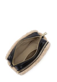 Borsa in pelle nera con rifiniture in shearling crema; presenta una cerniera dorata e foderatura interna beige; forma rettangolare con una trama morbida.