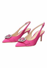 Le décolleté in satin rosa con cinturino alla caviglia presenta una punta affusolata, un tacco a stiletto di altezza media e una fibbia decorativa in perline sul davanti.
