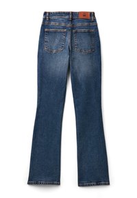 Jeans de mezclilla azul acampanados con un diseño de cinco bolsillos, parche en la cintura de color marrón y costuras en contraste en los bolsillos y los dobladillos.