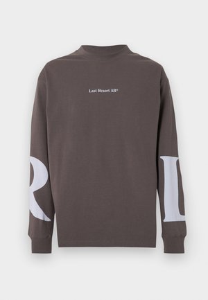 Σκούρο γκρι μακρυμάνικο πουκάμισο με το κείμενο «Last Resort AB» στο κέντρο του στήθους και μεγάλα λευκά γράμματα «R» και «L» τυπωμένα στα μανίκια.