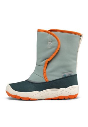 Kinder-Winterstiefel bis zur Mitte der Wade in Grün und Dunkelpetrol mit orangefarbener Einfassung, weißer Sohle und kleinem Hasenlogo an der Seite.