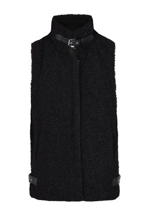 Chaleco sin mangas negro hecho de tela texturizada con cuello alto, que presenta un cierre de hebilla de cuero y detalles de cuero en el dobladillo.