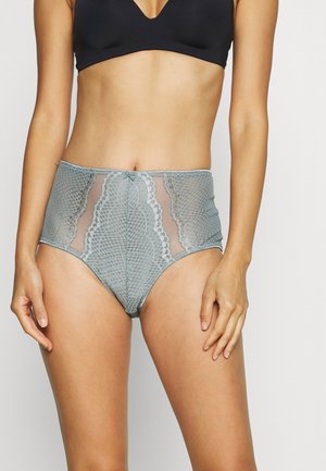 Calcinhas de cintura alta em azul claro, apresentando painéis de malha transparente e detalhes em renda intricados com padrões geométricos. Textura suave, acabamentos delicados.