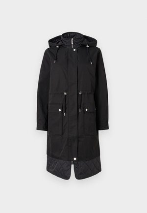 Parka noire avec capuche, cordons élastiques, deux poches avant, section inférieure matelassée contrastante, accessoires en métal argenté et fermeture éclair.