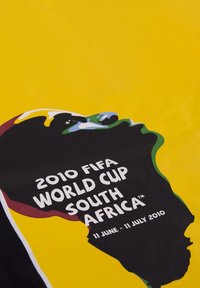 Geel achtergrond met een zwart silhouet van Afrika, met de tekst "2010 FIFA WERELDCUP ZUID-AFRIKA" en kleurrijke accenten.