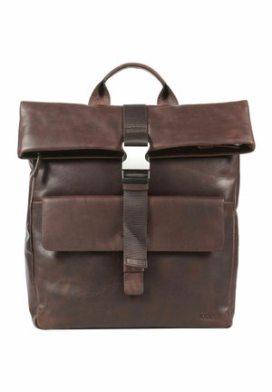 Zaino in pelle marrone con design a bordo arrotolato, dotato di una fibbia in metallo argento e una tasca frontale con patta. Texture liscia e spallacci robusti.