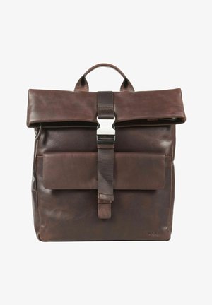 Zaino in pelle marrone con design a bordo arrotolato, dotato di una fibbia in metallo argento e una tasca frontale con patta. Texture liscia e spallacci robusti.