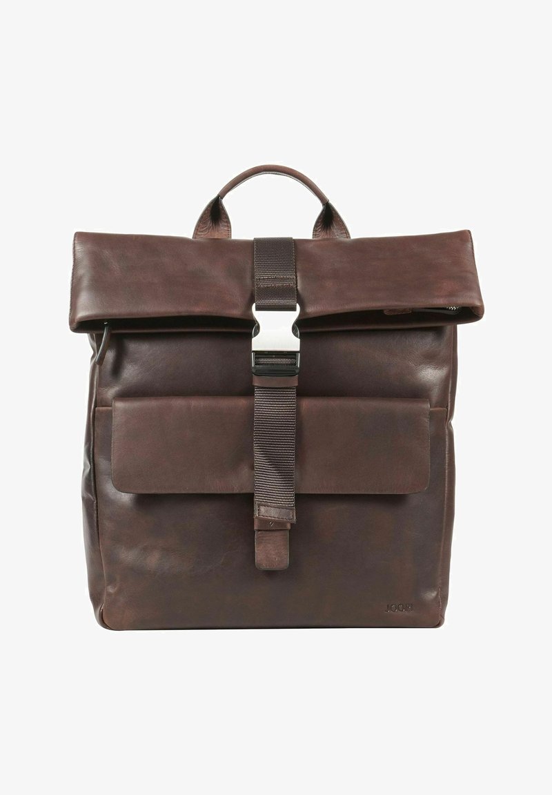 Zaino in pelle marrone con design a bordo arrotolato, dotato di una fibbia in metallo argento e una tasca frontale con patta. Texture liscia e spallacci robusti.