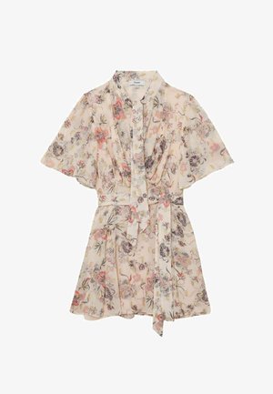 Svetloružové kvetované zavinovacie šaty s krátkymi rukávmi, výstrihom do V a opaskom na zaviazanie v páse.