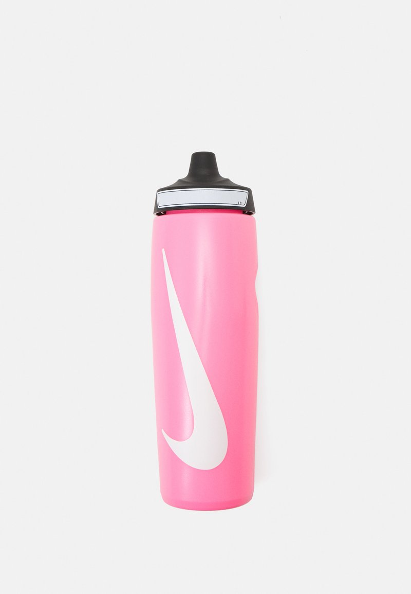 Nike vízpalack, élénk rózsaszín műanyag, fehér swoosh logóval, karcsú hengeres forma, és fekete kiugró fúvóka a tetején.