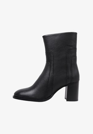 Sandra Fontán Bottines - black