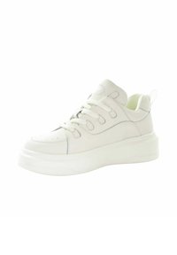 Białe, masywne sneakersy z zapięciem na sznurowadła i wyściełanym kołnierzem, zaprojektowane do codziennego użytku, z grubą podeszwą i uchwytem na pięcie.