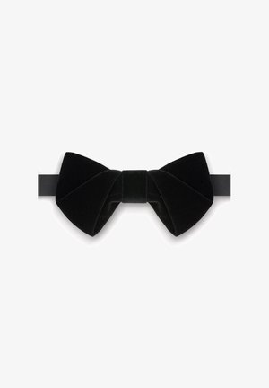 Czarny aksamitny muszka z centralnym węzłem, o gładkiej fakturze, szerokich skrzydłach i przymocowanej czarnej satynowej wstążce.