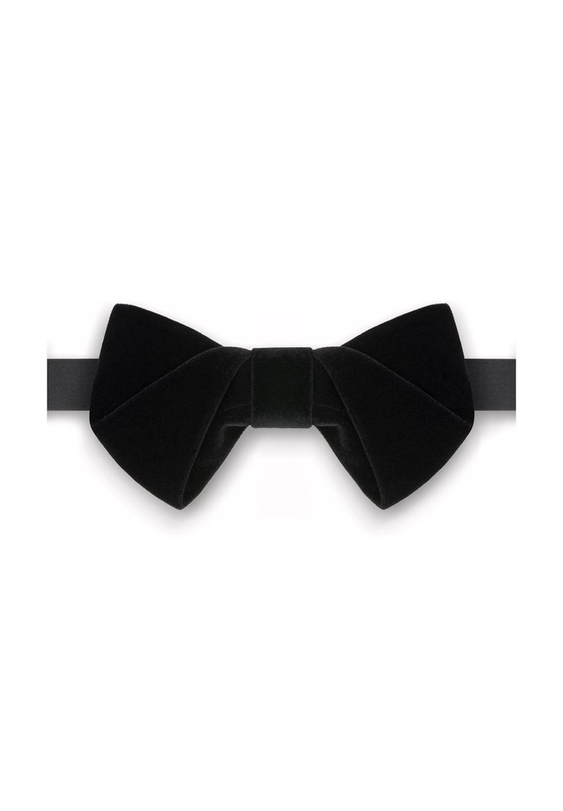 Czarny aksamitny muszka z centralnym węzłem, o gładkiej fakturze, szerokich skrzydłach i przymocowanej czarnej satynowej wstążce.