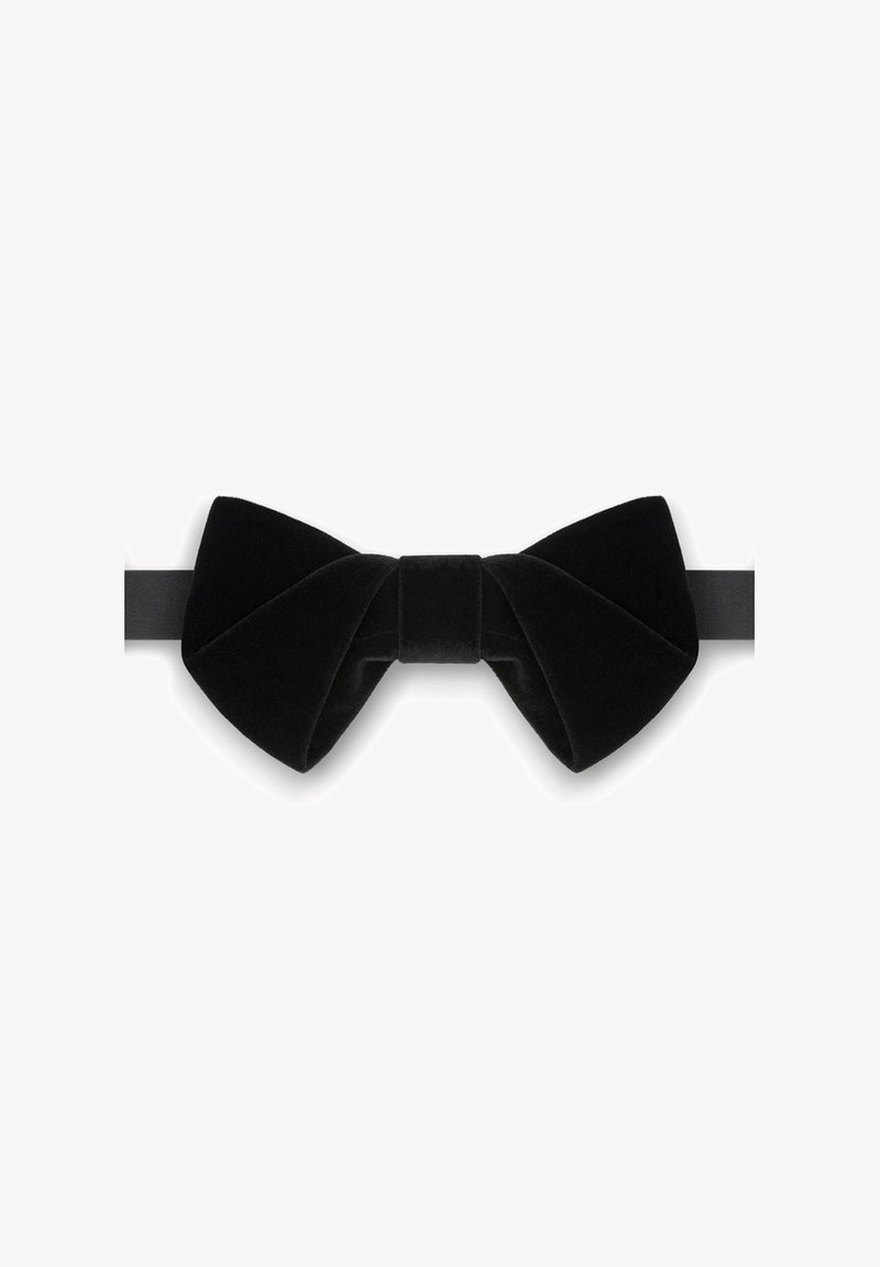 Czarny aksamitny muszka z centralnym węzłem, o gładkiej fakturze, szerokich skrzydłach i przymocowanej czarnej satynowej wstążce.