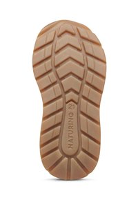 Suela de zapato de goma con un patrón de relieve texturizado, que presenta diseños en espiga y zigzag en un color marrón claro. Marcada con "NATURINO 21."