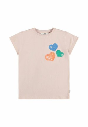 Lyserød t-shirt med korte ærmer med blå, orange og grønne glitrende hjerter på brystet.