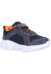 Marineblaue Sportschuhe mit Mesh-Einsätzen, orangefarbenen Akzenten, weißen Gummisohlen und dekorativer Naht. Verfügt über einen verstellbaren Riemen und Schnürsenkel.