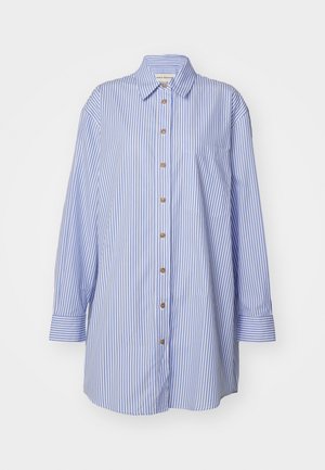 Camicia a righe blu e bianche con maniche lunghe, chiusura con bottoni, colletto e tasca. Realizzata in tessuto leggero con una consistenza fresca.
