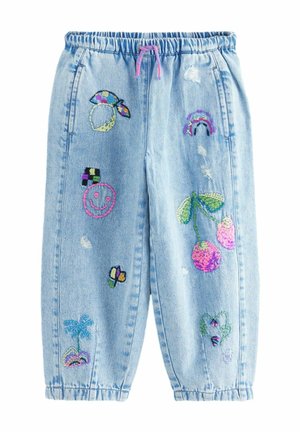 Jasnoniebieskie spodnie dresowe jogger z denimu z elastyczną talią i ściągaczami, zdobione kolorowymi haftowanymi wzorami, w tym wiśniami, uśmiechniętą buzią, tęczą i roślinami.