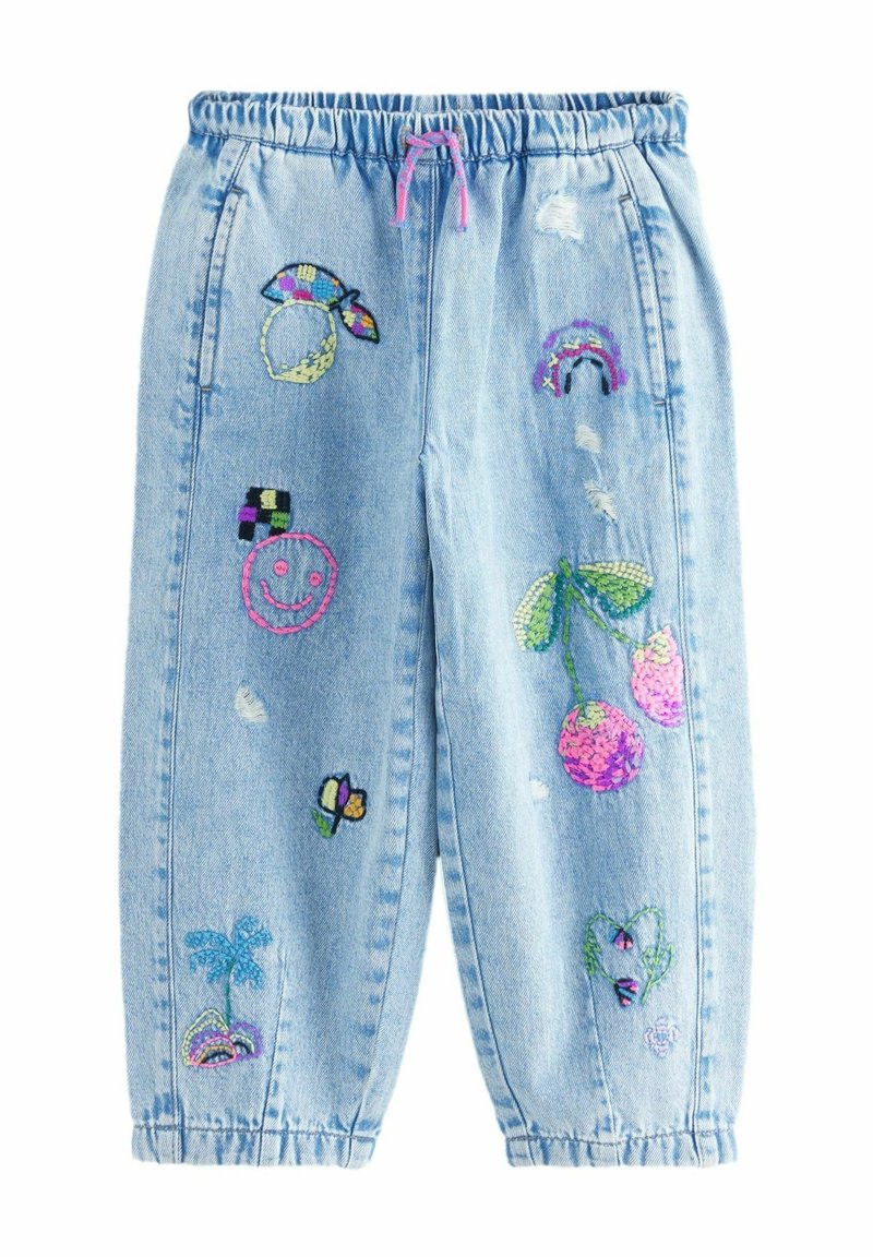 Pantalon jogger en denim bleu clair avec taille et poignets élastiques, orné de motifs brodés colorés comprenant des cerises, un visage souriant, un arc-en-ciel et des plantes.