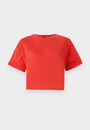 Raudona trumpa medvilninė marškinė, turinti apvalų kaklą ir trumpas rankoves. Lygi tekstūra, be matomų raštų ar akcentų.