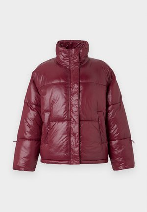 Casaco acolchoado marrom-berrante com gola alta, fecho frontal coberto por aba e mangas longas isolado em fundo branco.