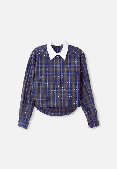 Geknipt geruit shirt in blauw en grijs met witte kraag, voorzien van knoopsluiting en versieringen. Lange mouwen met geknoopte manchet.