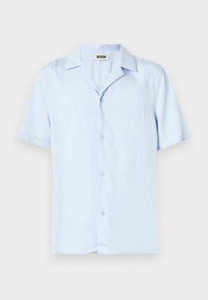 Jasnoniebieska koszula z krótkim rękawem wykonana z teksturowanej tkaniny, zapinana na guziki, z wyciętym kołnierzem. Charakteryzuje się luźnym krojem i miękkim układaniem się materiału.