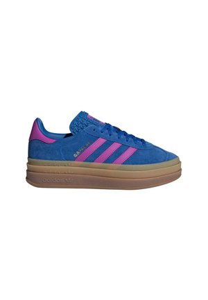 Niebieski zamszowy but sportowy Adidas z różowymi paskami, różową zakładką na pięcie, niebieskimi sznurówkami i grubą, warstwową gumową podeszwą.