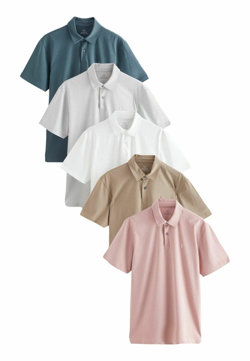 Cuatro camisetas de polo apiladas. Colores: verde azulado oscuro, blanco, beige y rosa. Tienen cuello, mangas cortas y botones en el cuello.