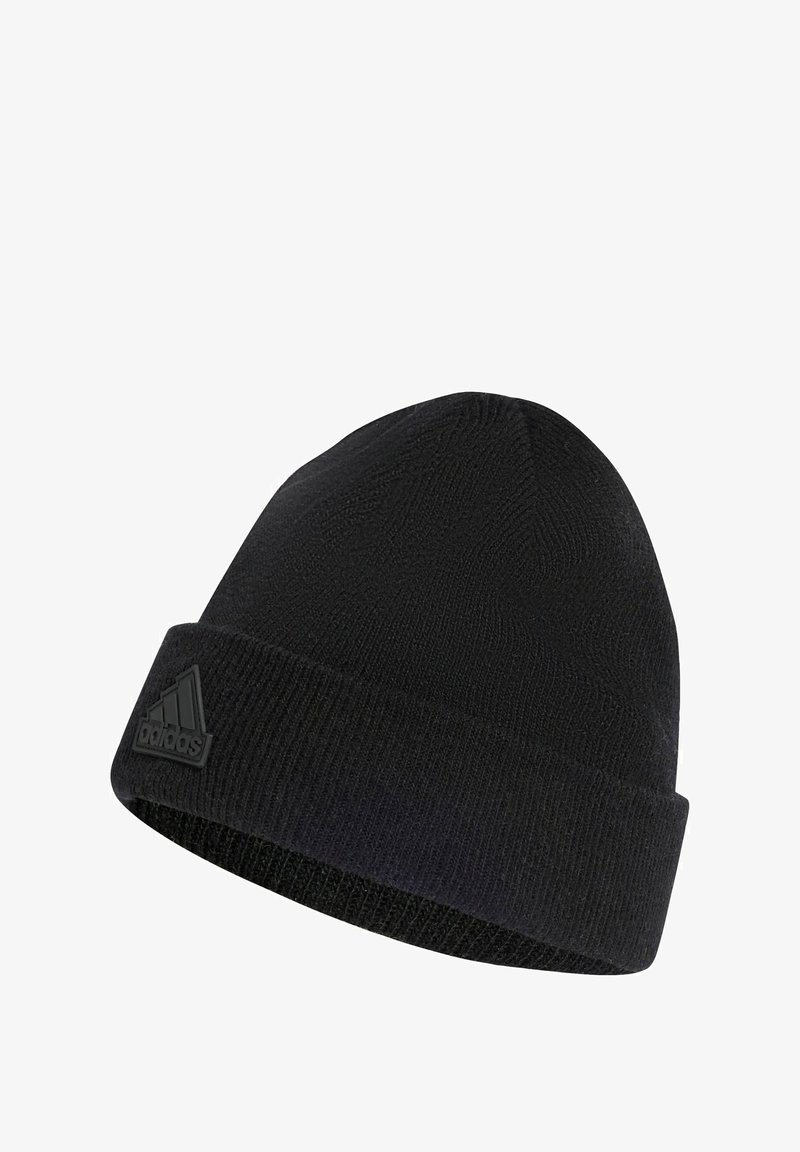 Bonnet en tricot noir avec un revers. Présente un tissu texturé et un logo Adidas en relief noir sur le revers.
