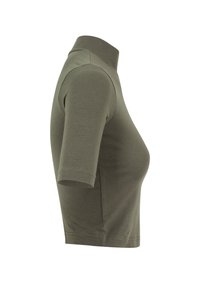 Polo vert olive à manches courtes, fabriqué en tissu doux, doté d'un col montant et d'une coupe ajustée avec des détails de couture minimalistes.