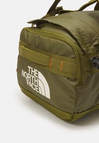 The North Face BASE CAMP VOYAGER DUFFEL 42L UNISEX - Holdall - forest olive/desert rust/white dune