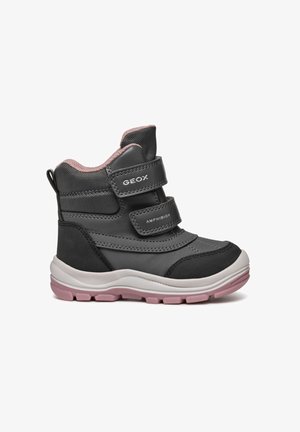 Botte d'hiver enfant noire et grise avec semelle et doublure roses, deux bandes Velcro étiquetées Geox et Amphibiox, conçue pour temps froid.
