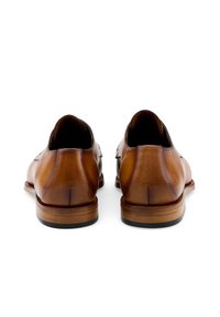 Brune lædersko med glat tekstur, rundet tå, lav hæl og træsål. Dobbelt syning langs bagsiden.