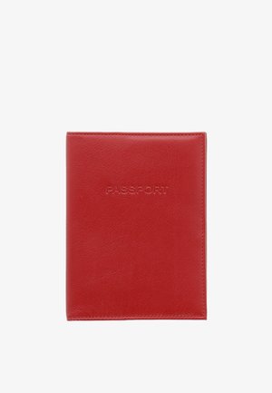 Porte-passeport en cuir rouge avec le mot « PASSEPORT » embossé au centre de la face avant, fermé et à plat.