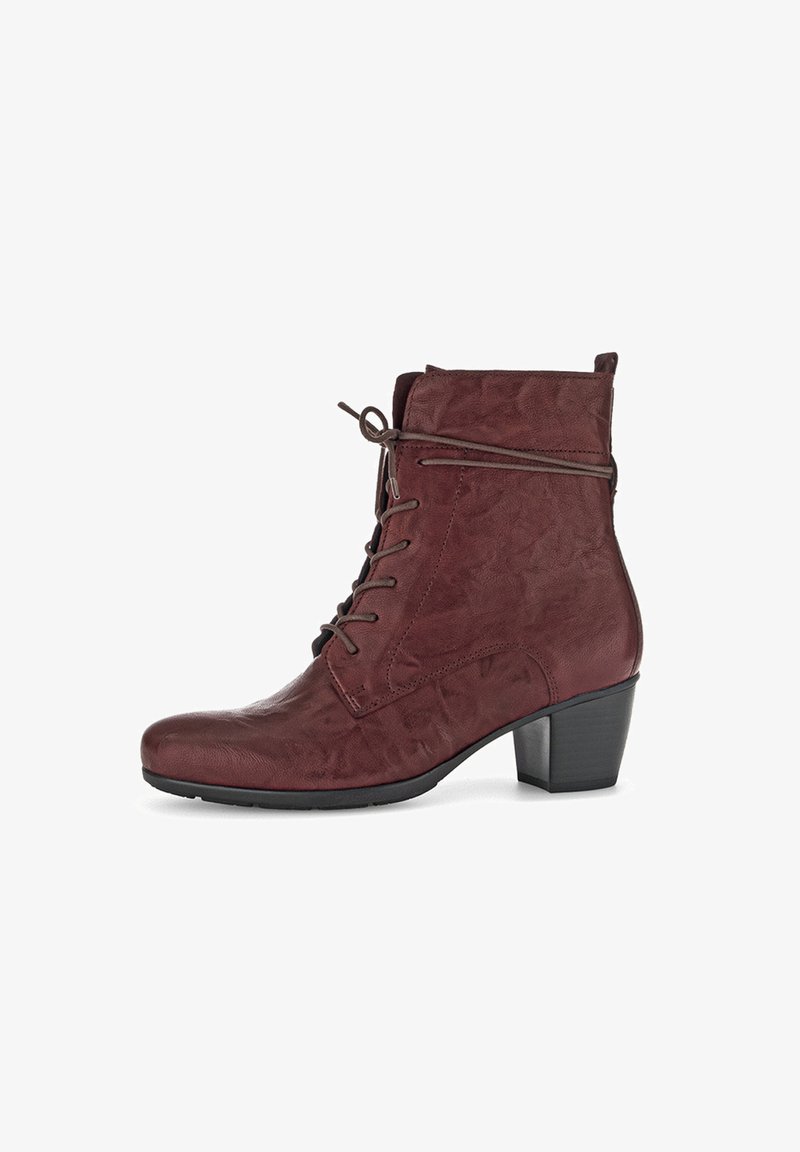 Bordeaux enkellaars gemaakt van textuurleer, met een ronde neus, vetersluiting en een bescheiden zwarte hak.
