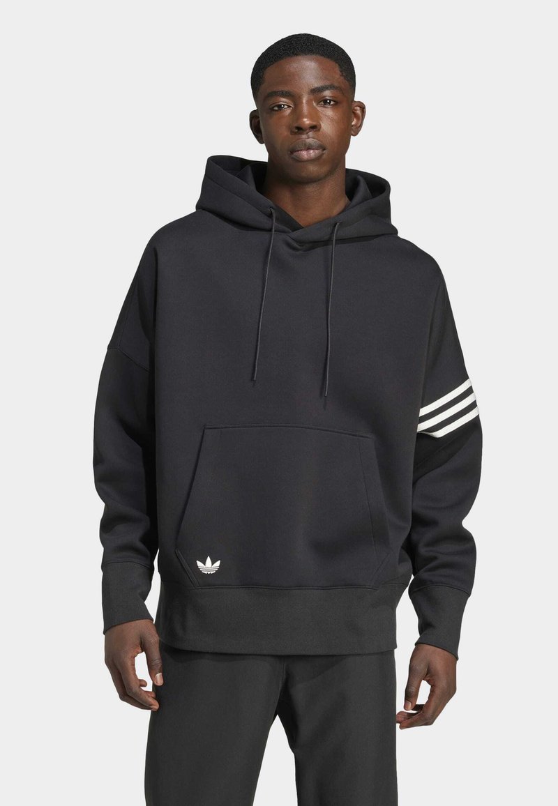 Sudadera negra con un bolsillo frontal, capucha con cuerda y tres rayas blancas en la manga izquierda. Presenta un pequeño logo blanco en el dobladillo.