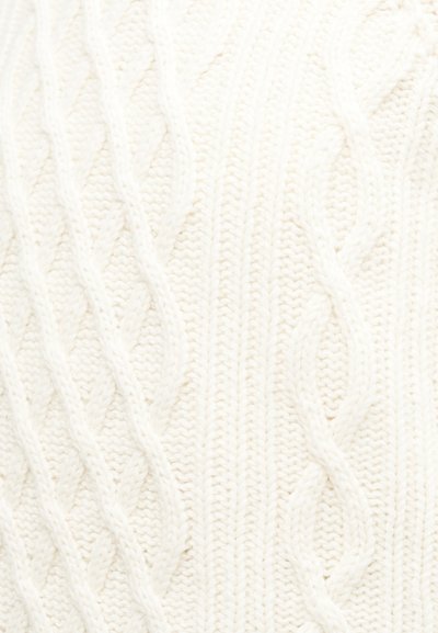 Κοντινή λήψη λευκού πλεκτού υφάσματος με υφή μοτίβου πλεξίδας σε κάθετες και διαγώνιες πλέξεις.