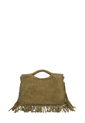 Borsa a tracolla in suede verde oliva con manico superiore, borchie argentate che delineano la parte anteriore e dettagli di frange lunghe sui lati e sul fondo.